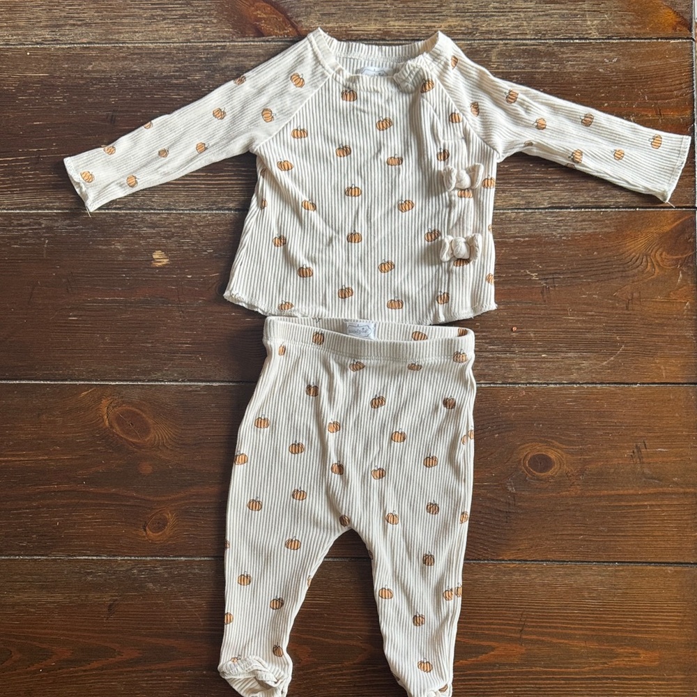 Mud Pie Cream and pumpkin Pajama Set 3-6mo